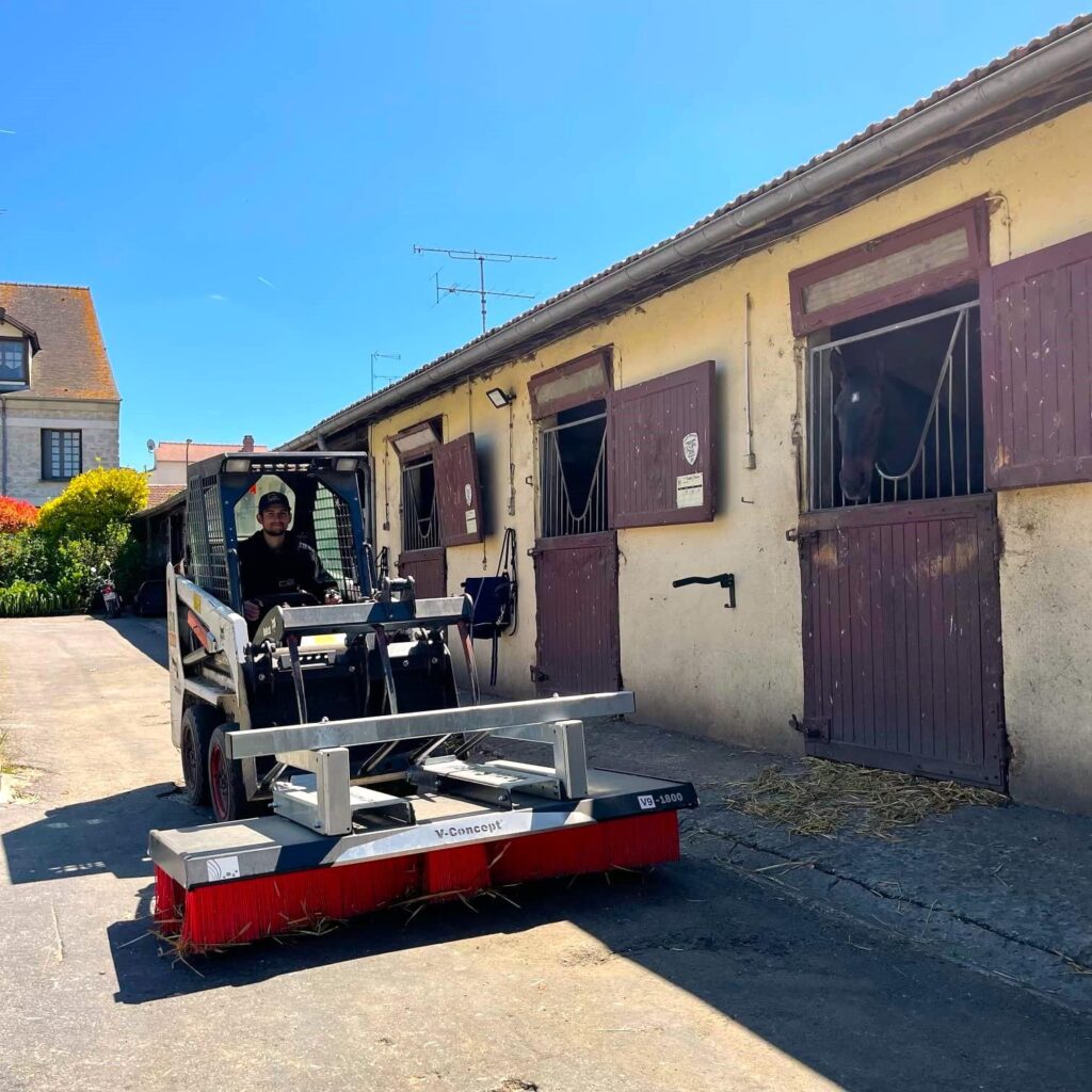 Actisweep_equestre_20-_20v9-1800_20fourches_20godet_20-_20paille_20-_20bobcat