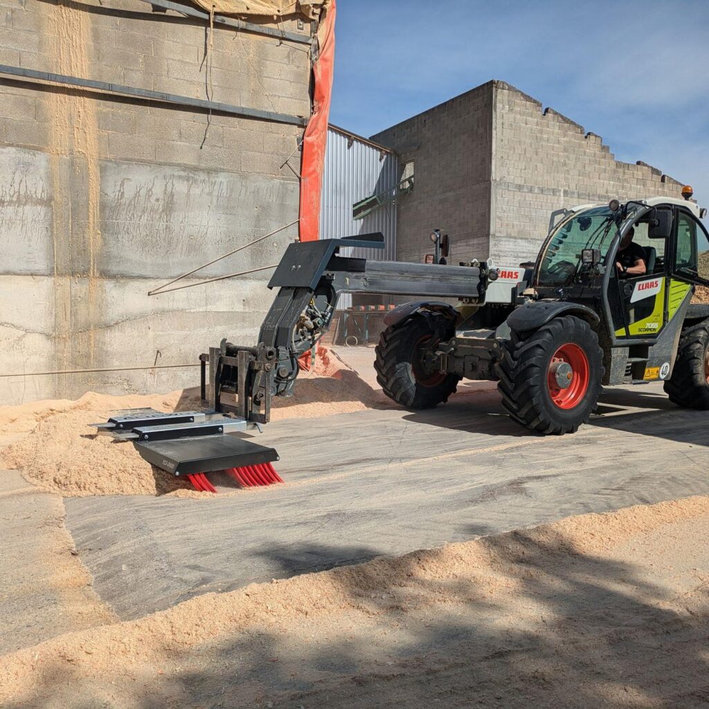 Actisweep_v13-2400_20-_20scierie_20-_20telescopique_20-_20claas_20-_20sciure_20bois_20_2820_29