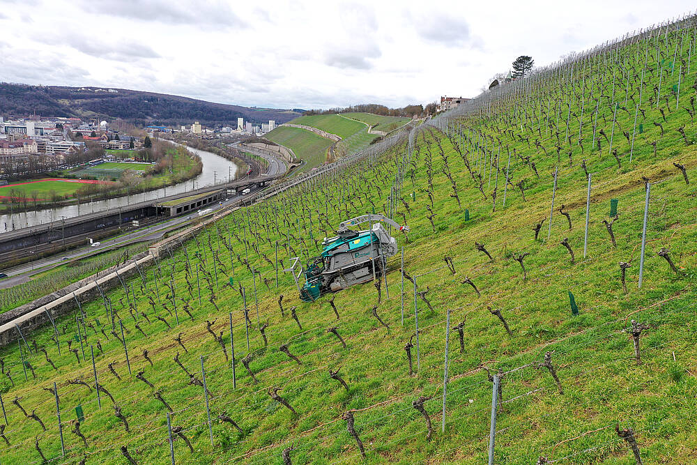 Pfanzelt_csm_230406_moritz_traktionswinde_weinberg_1_c9f6827528