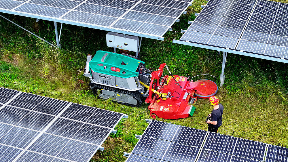 Pfanzelt_csm_230725_moritz_humus-mulcher_solarpark_3_bce0c95627