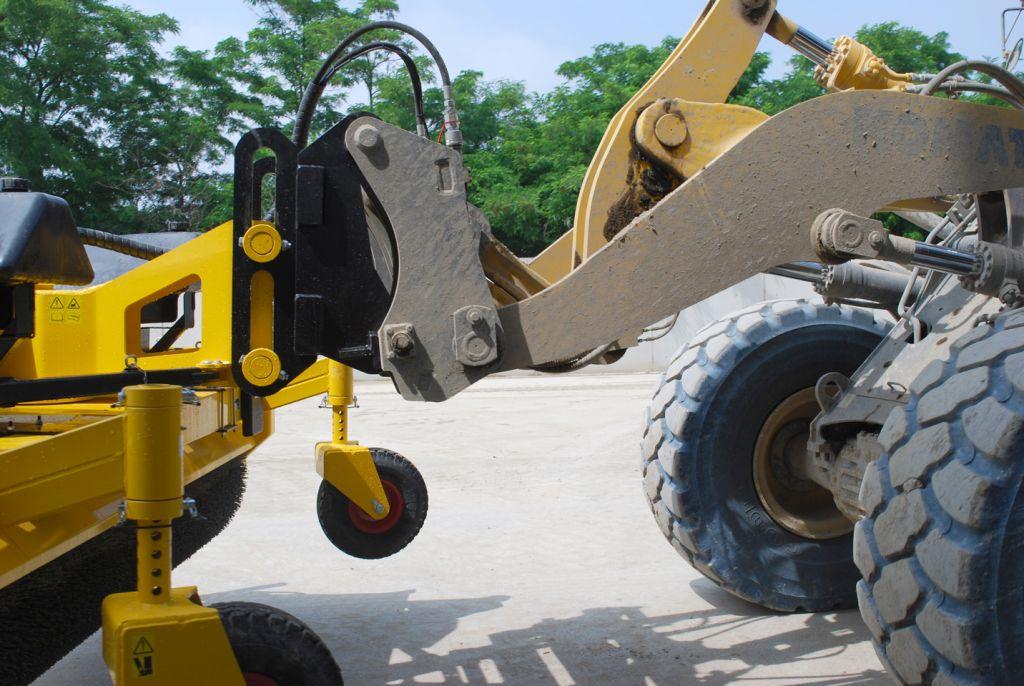 Rabaud_attache-balayeuse-chargeuse-komatsu