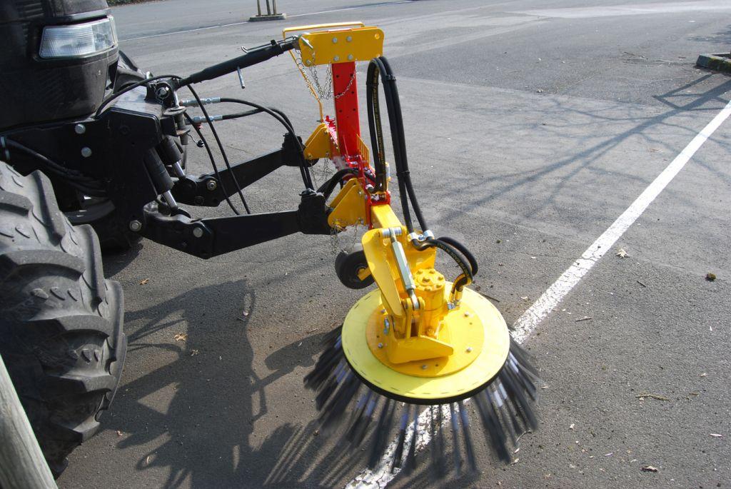 Rabaud_attelage-brosse-desherbage