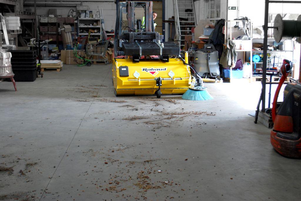 Rabaud_balayeuse-industrie-chariot