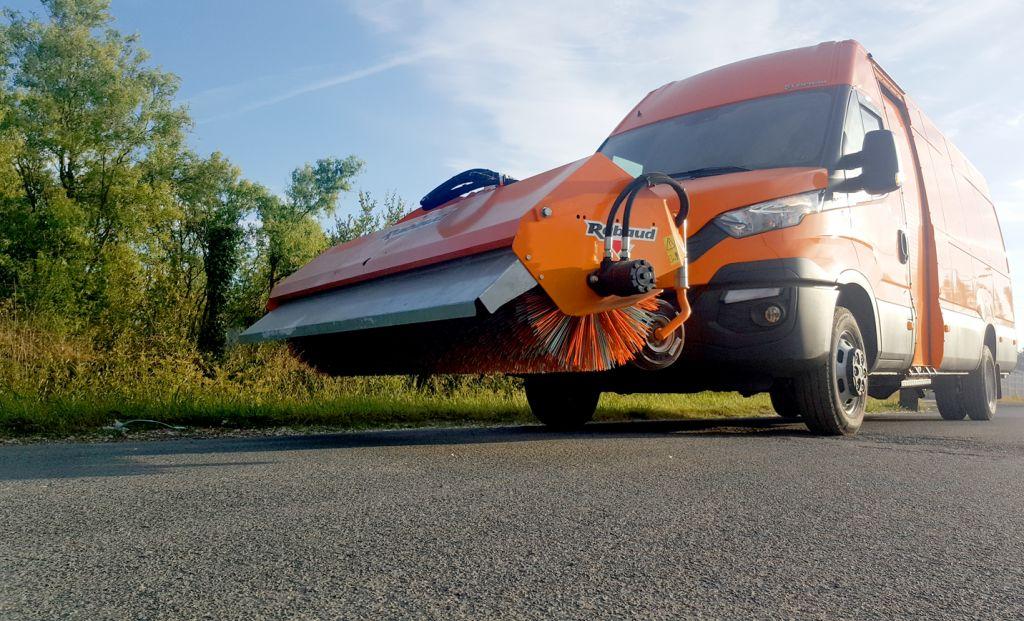 Rabaud_balayeuse-sur-fourgon