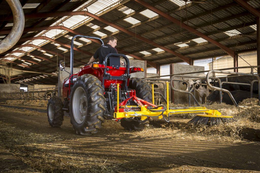 Rabaud_balayeuse-sur-tracteur