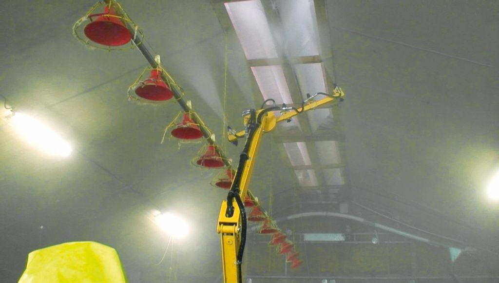 Rabaud_buse-nettoyage-plafond-poulailler-rabaud