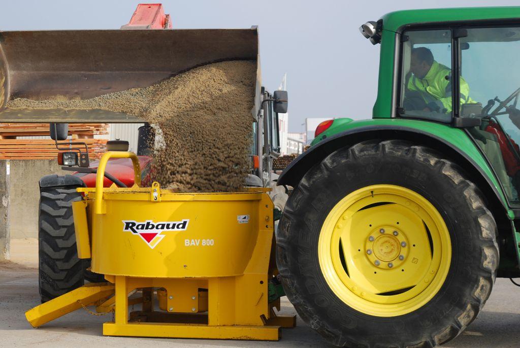 Rabaud_chargement-betonniere-godet