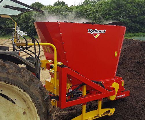 Rabaud_chargement-epandeur-compost-tracteur