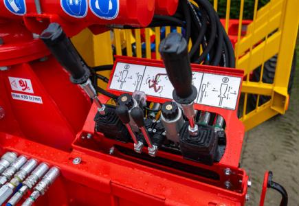 Commande hydraulique par leviers et électrique par boutons pour le télescope et le grappin avec passerelle opérateur