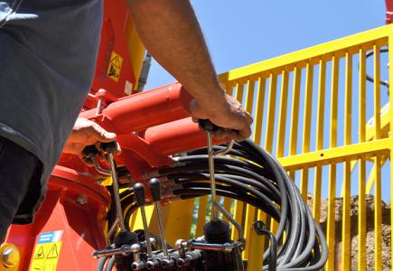 Commande hydraulique type « corne de renne » avec passerelle opérateur