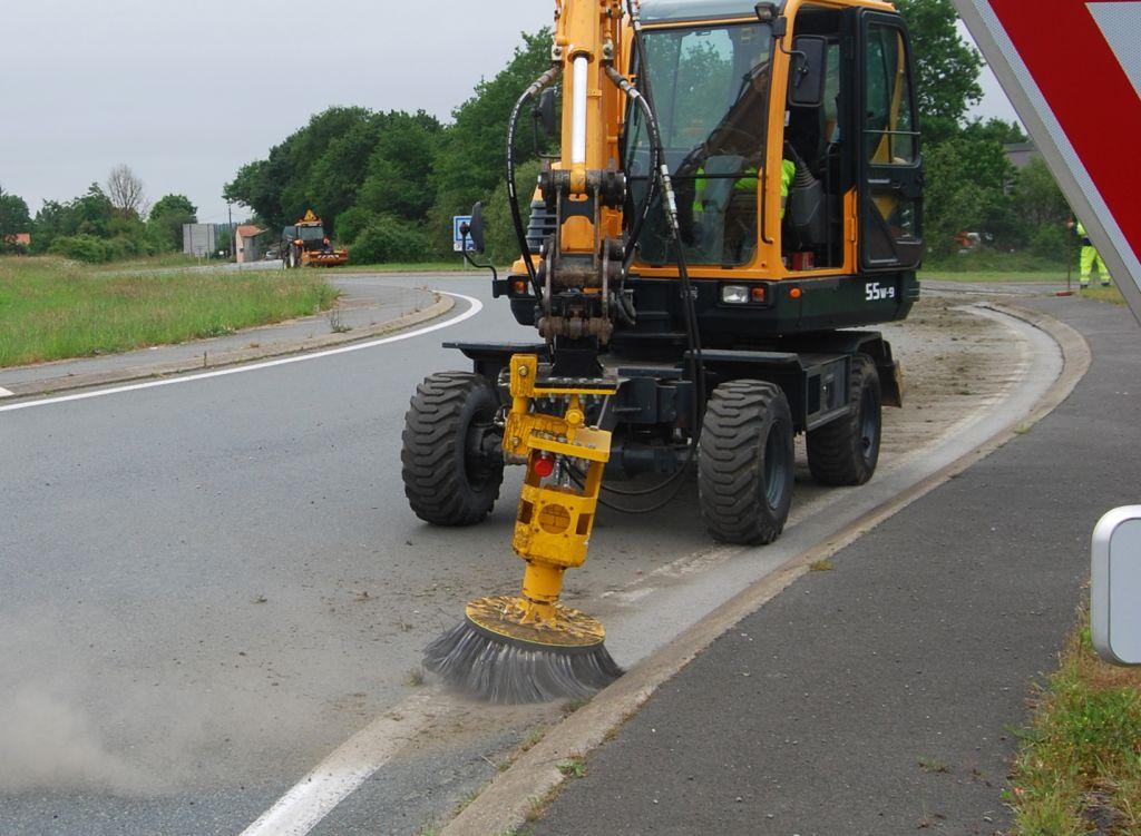 Rabaud_desherbage-route-pelle