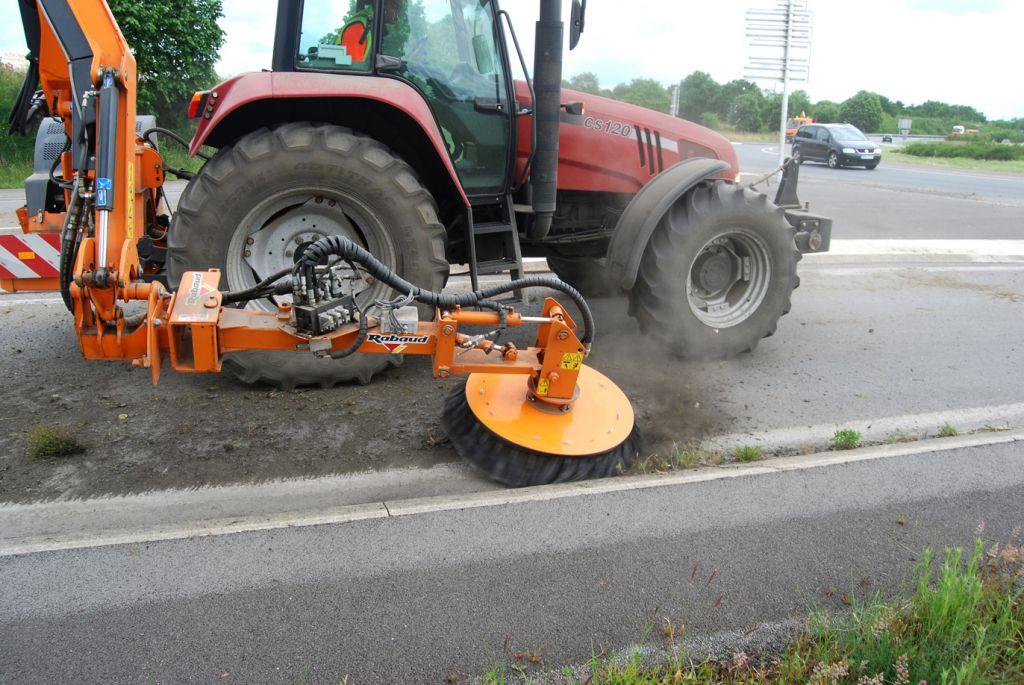 Rabaud_desherbe-bordure-de-carrefour