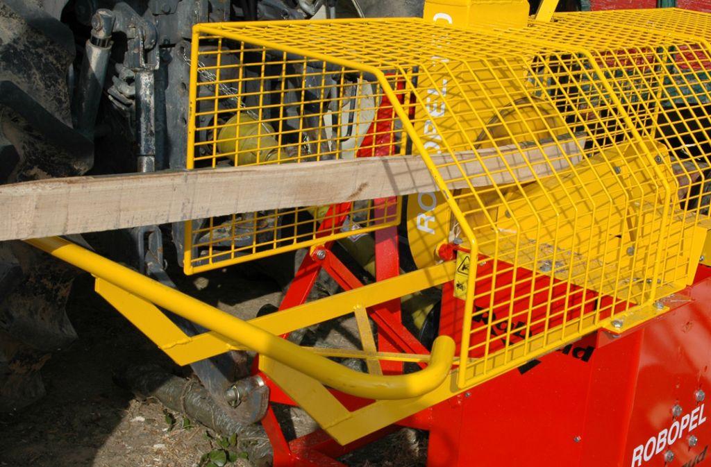 Rabaud_ecorcage-pieux-fendus