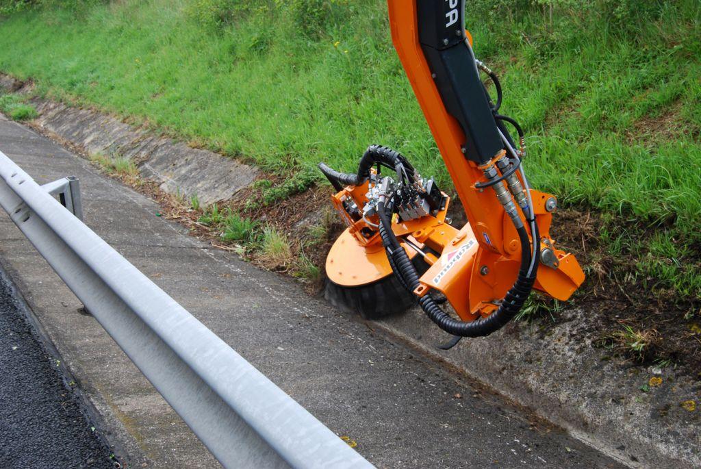 Rabaud_herbe-cunette-beton