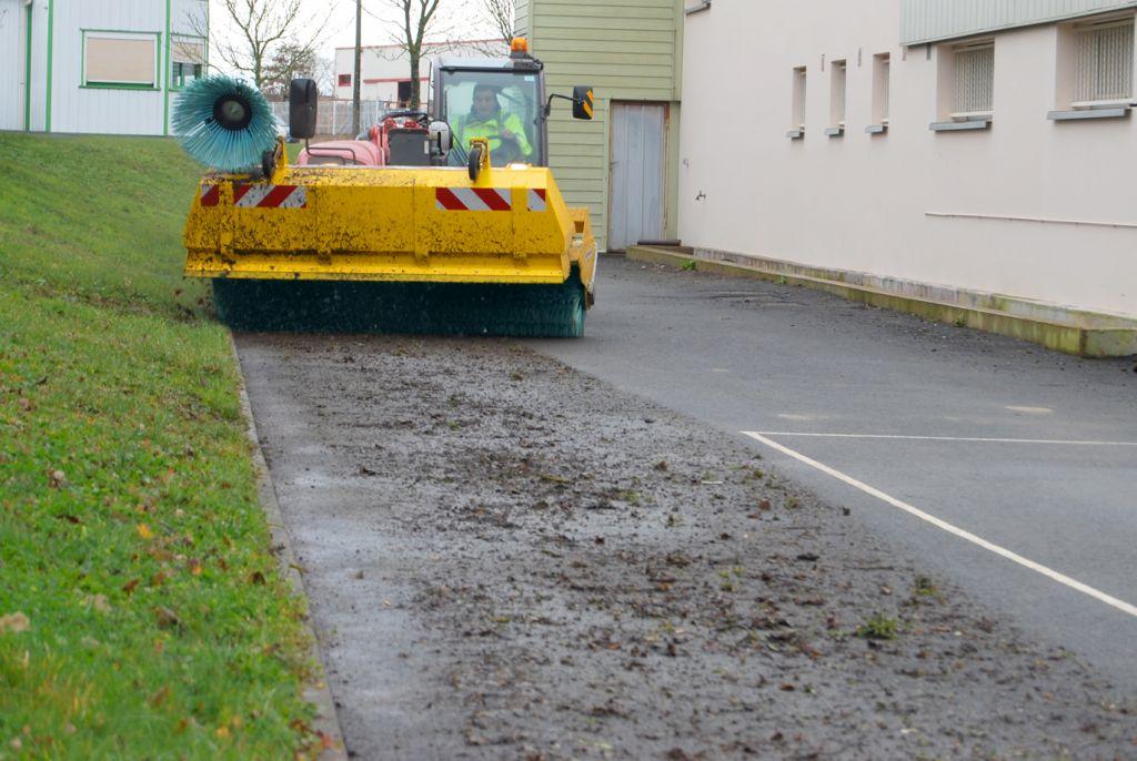 Rabaud_nettoyage-parking-balayeuse-telescopique