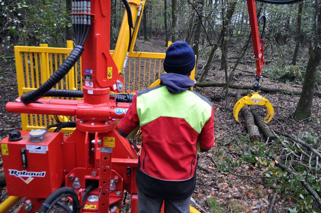 Rabaud_operateur-grue-remorque-foret