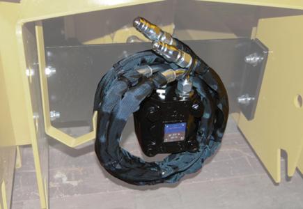 Moteur hydraulique sans drainage, avec 2 flexibles hydrauliques et 2 coupleurs hydrauliques à clapet à face plane femelle 3/8