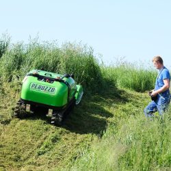 Peruzzo_remote-controlled-flail-mower-on-sloppe-terrain