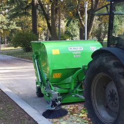 Peruzzo_rotovac-leaves-sweeper-driveway